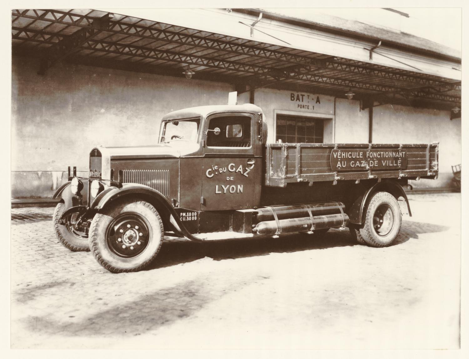 [Compagnie du Gaz de Lyon, démonstration d'un camion à gaz, vers 1935]