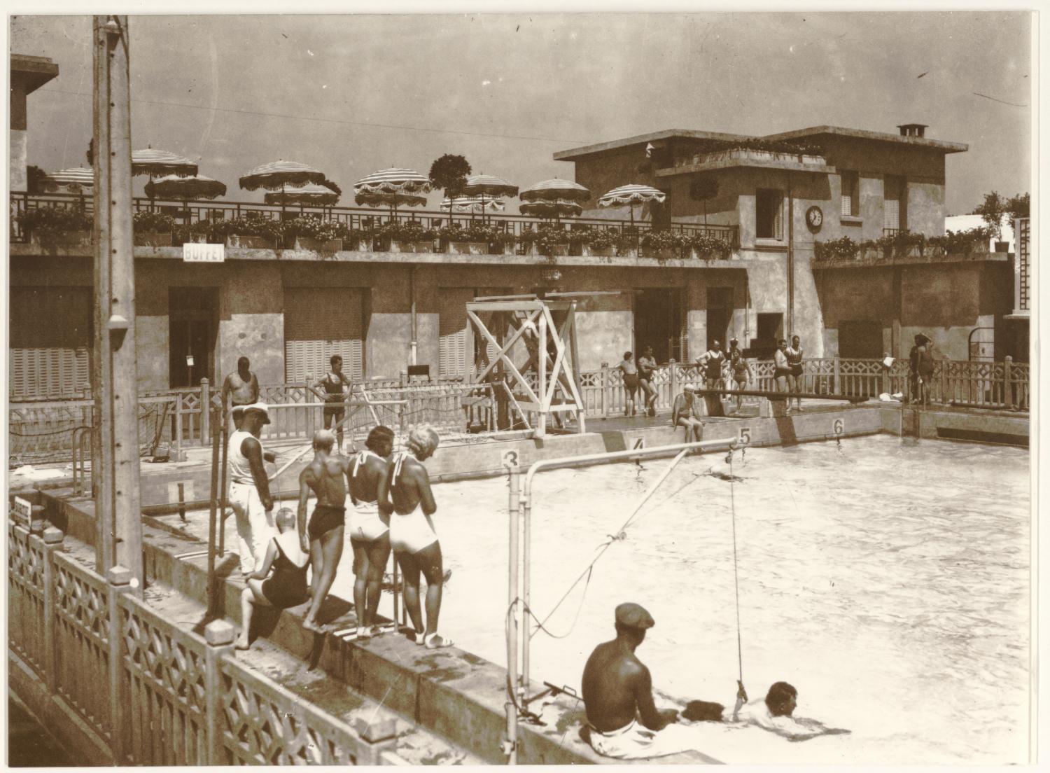 [Cours de natation à la piscine d'été de Cusset, vers 1935]