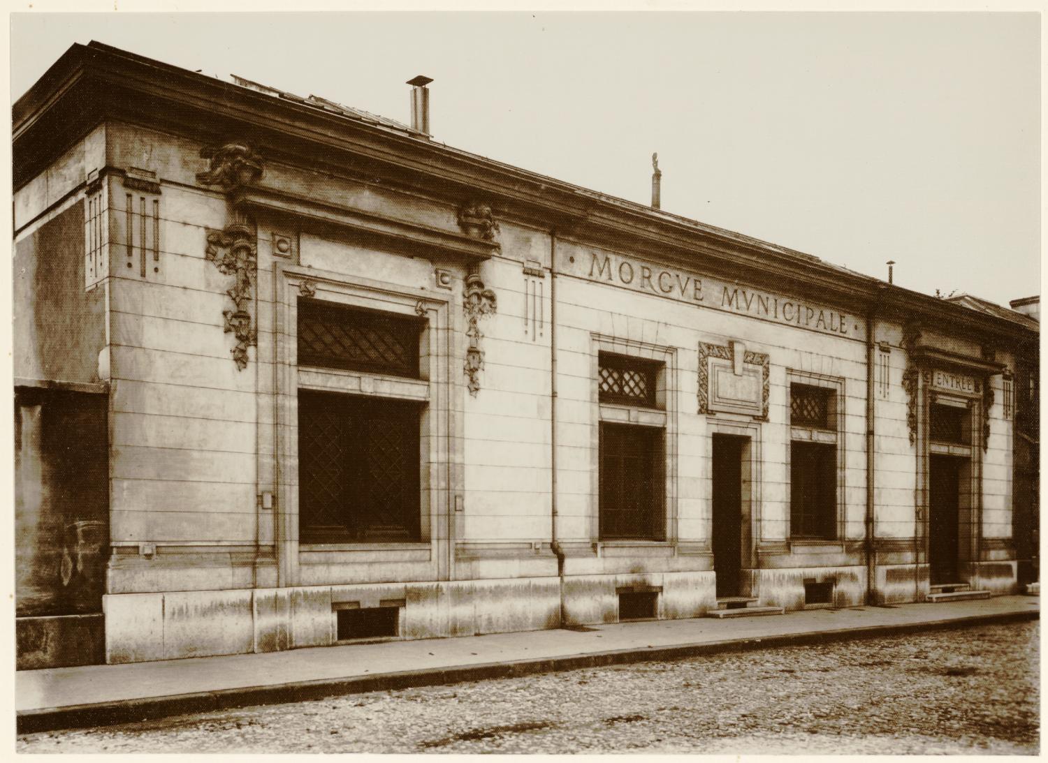 [La nouvelle morgue (après le naufrage du bâteau de la morgue), en 1910]