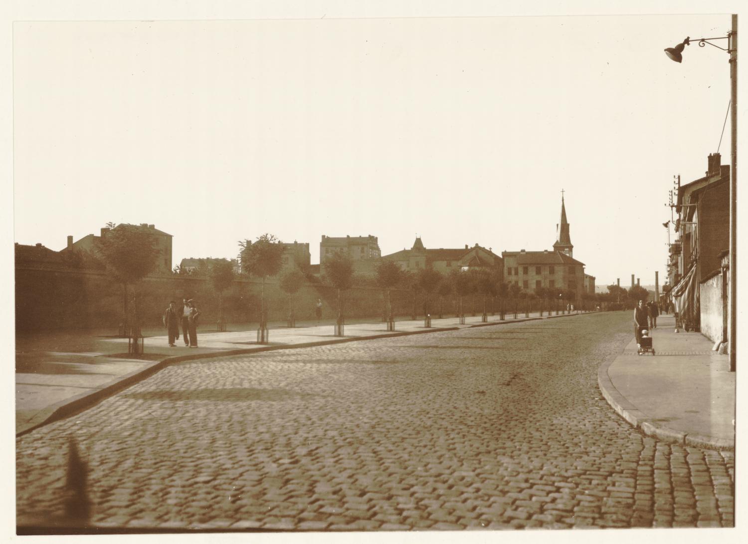[La Rue de la Gare, à Villeurbanne, vers 1934]