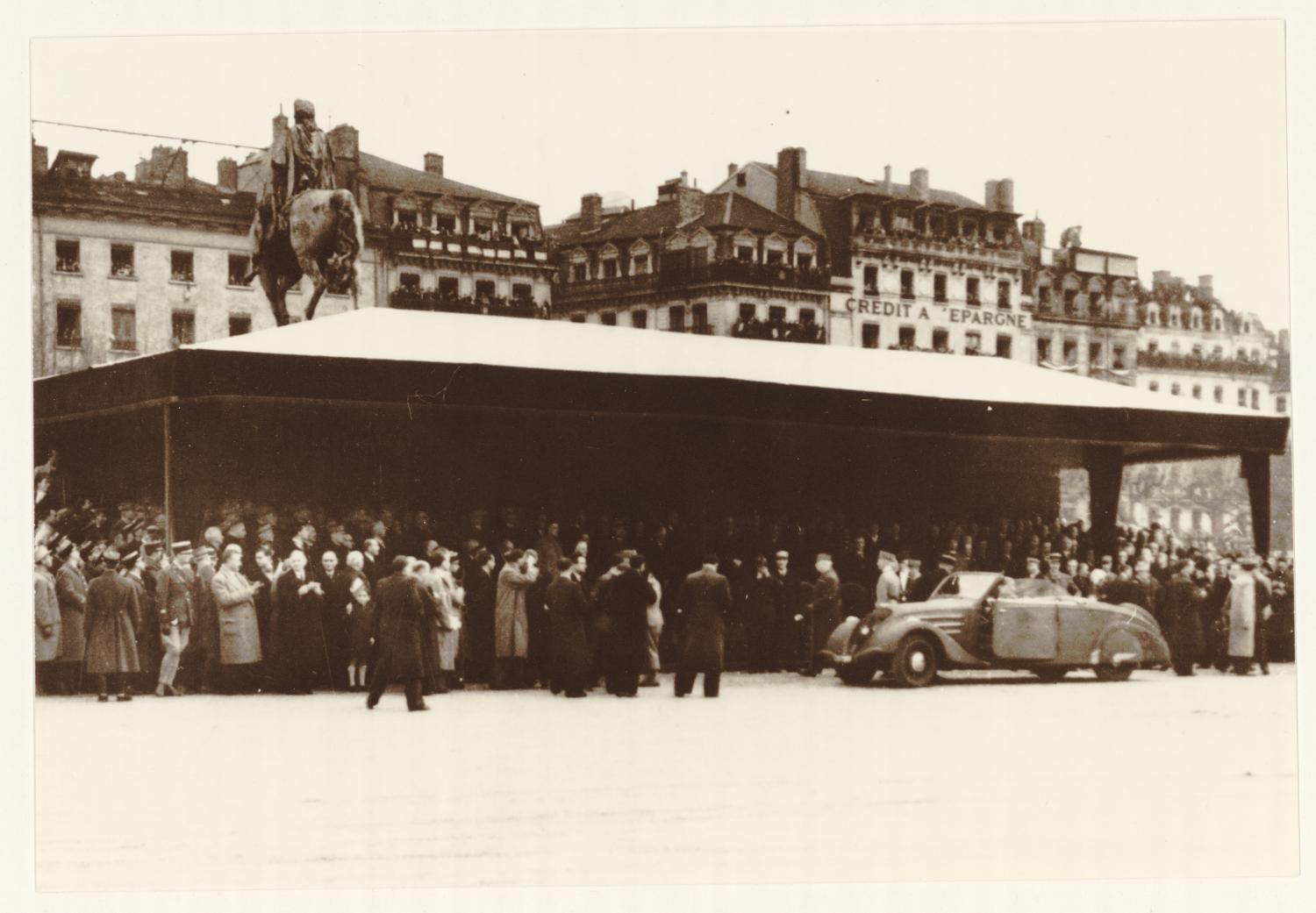 [Le Maréchal Pétain, place Bellecour, en novembre 1940]