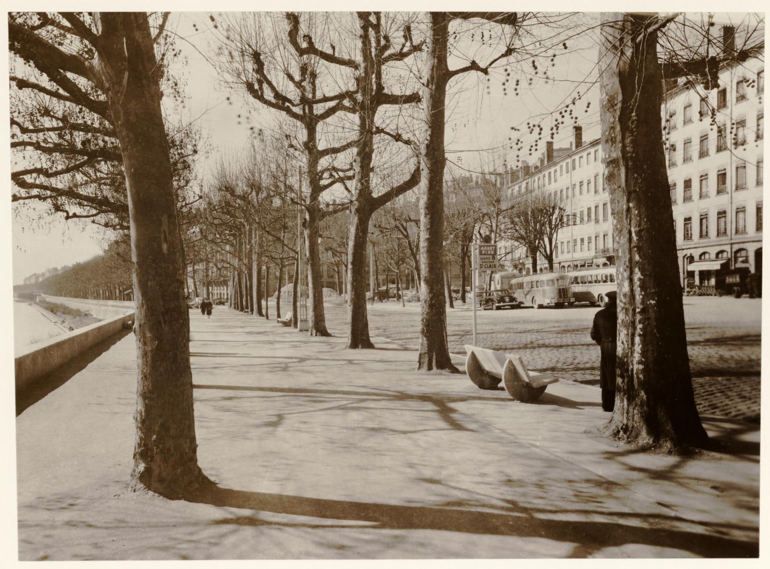 [Place Tolozan avant l'axe nord-sud, vers 1938]