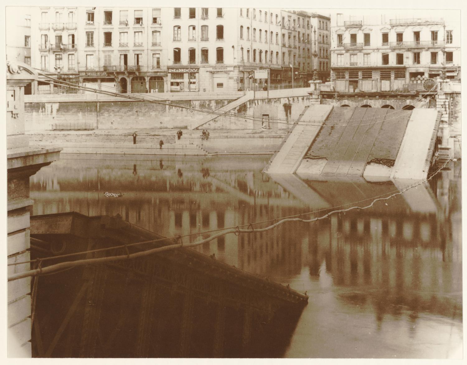 [Pont de la Feuillée détruit pendant la guerre]