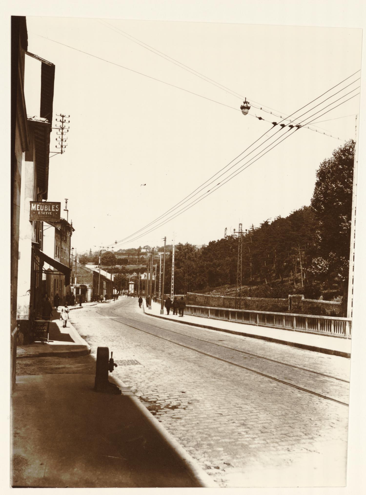 [Une route avec des rails de tramway, à Lyon]