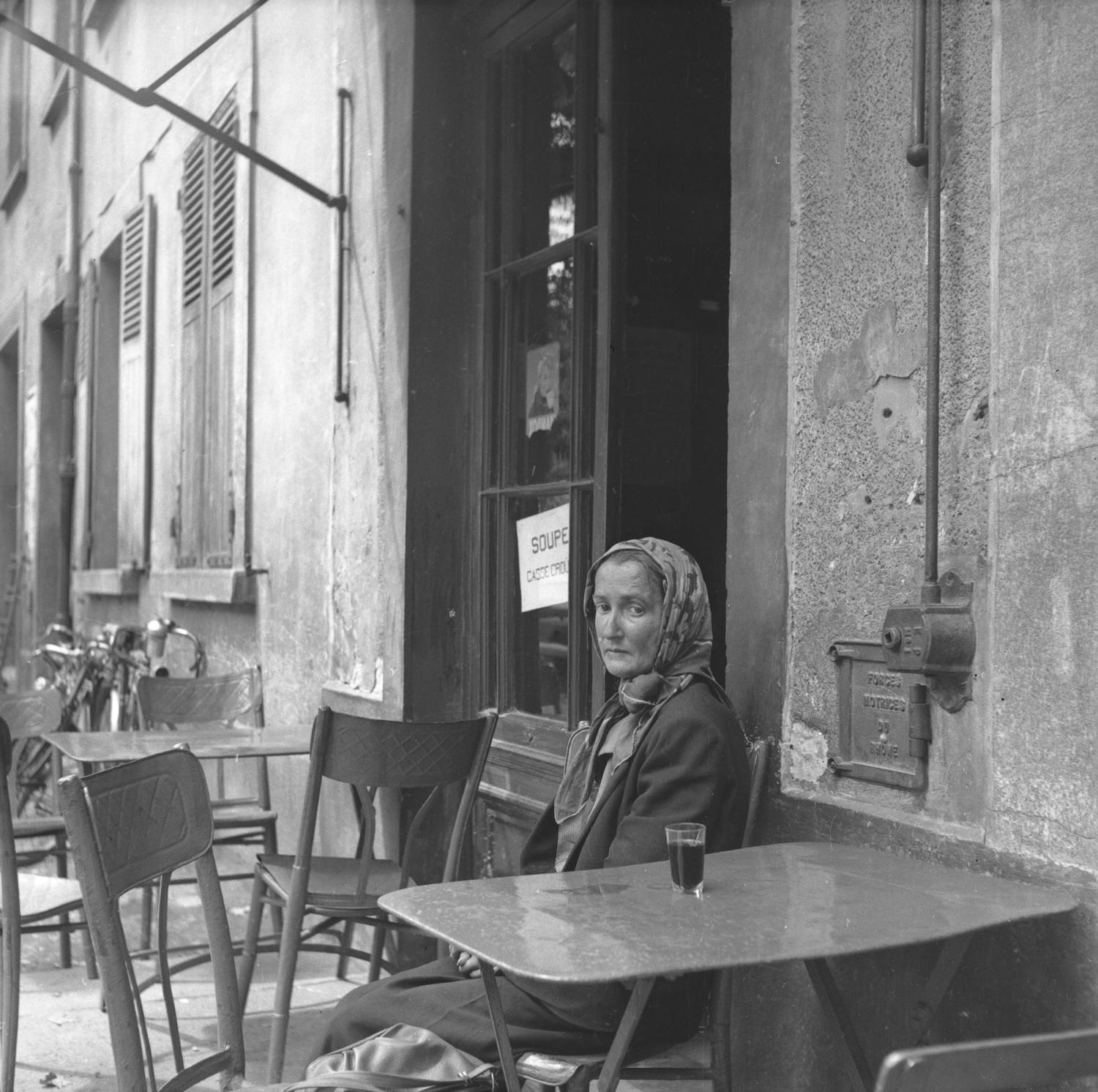 [Portraits de femme à la terrasse d'un café]