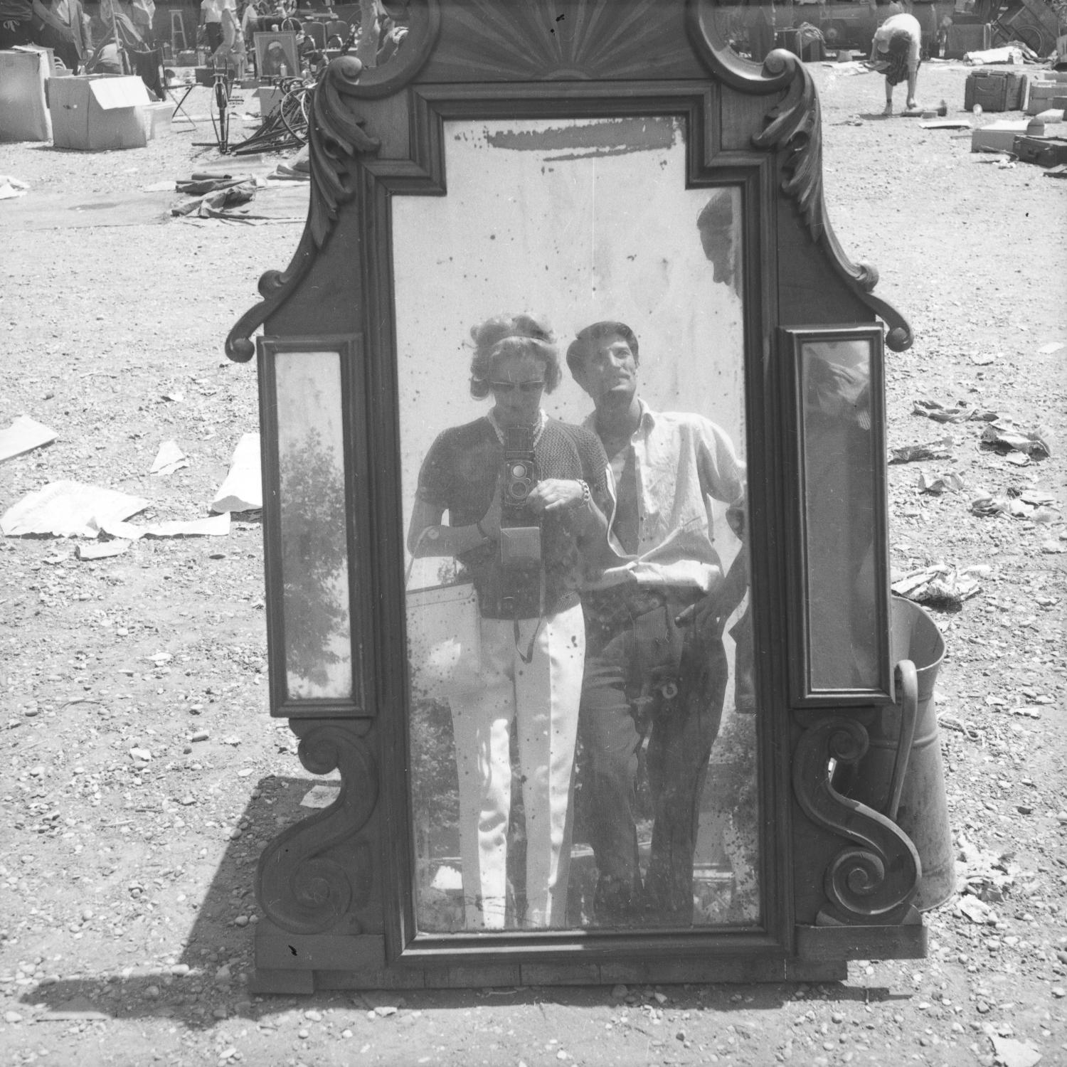 [Reflet de la photographe dans un miroir]