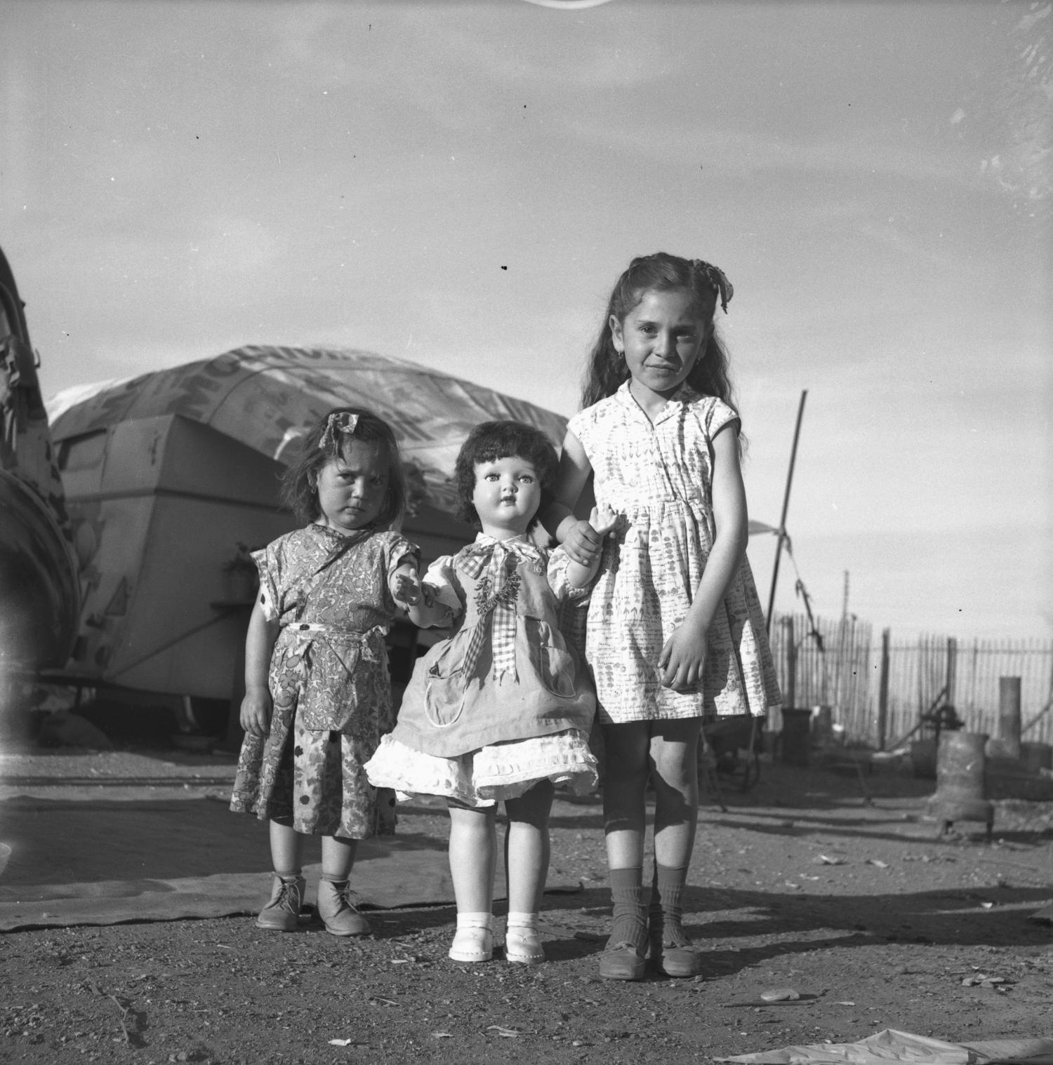 [Portrait de deux filles et de leur poupée]