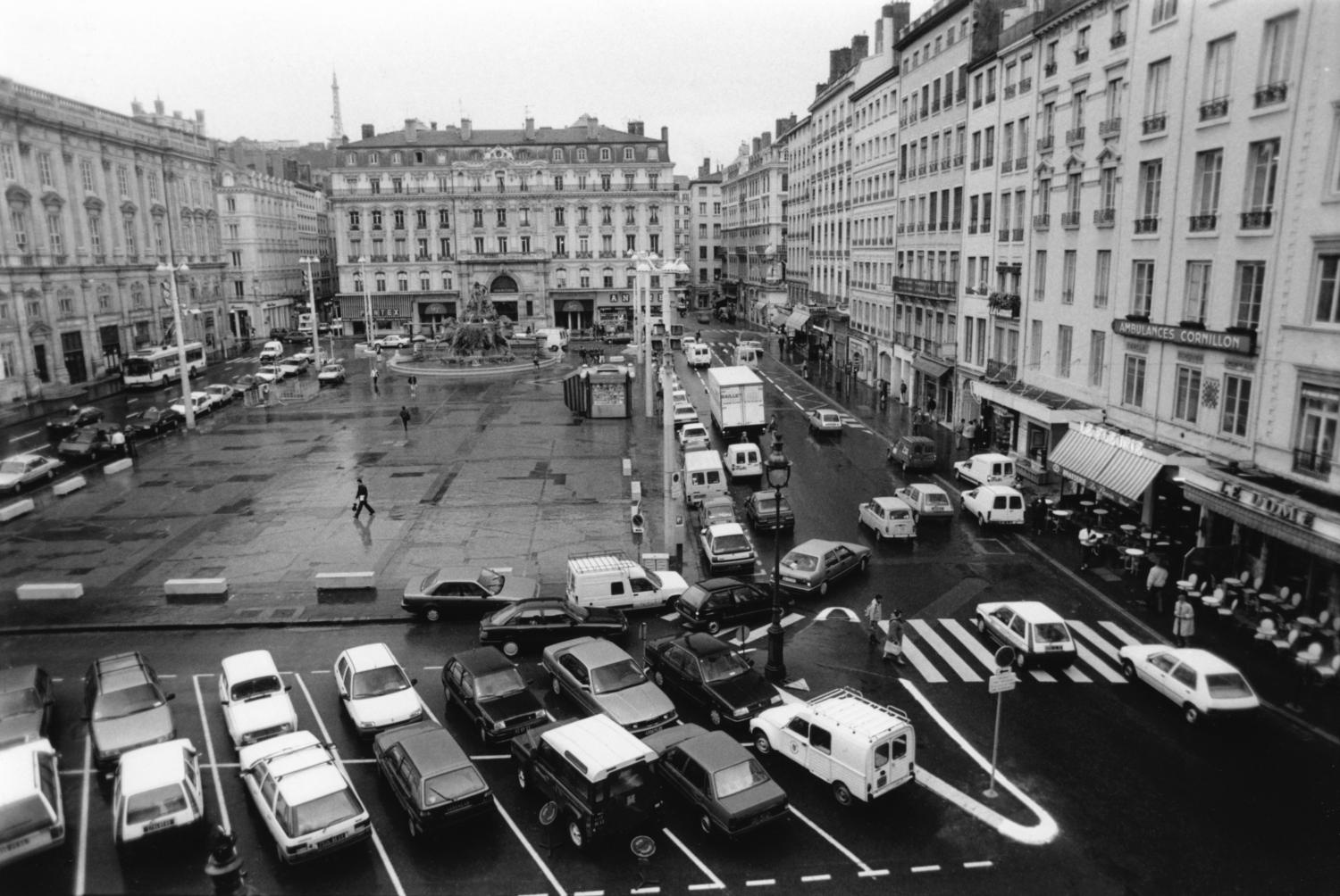 File:Lyon Place des Terreaux 3.jpg - Wikimedia Commons