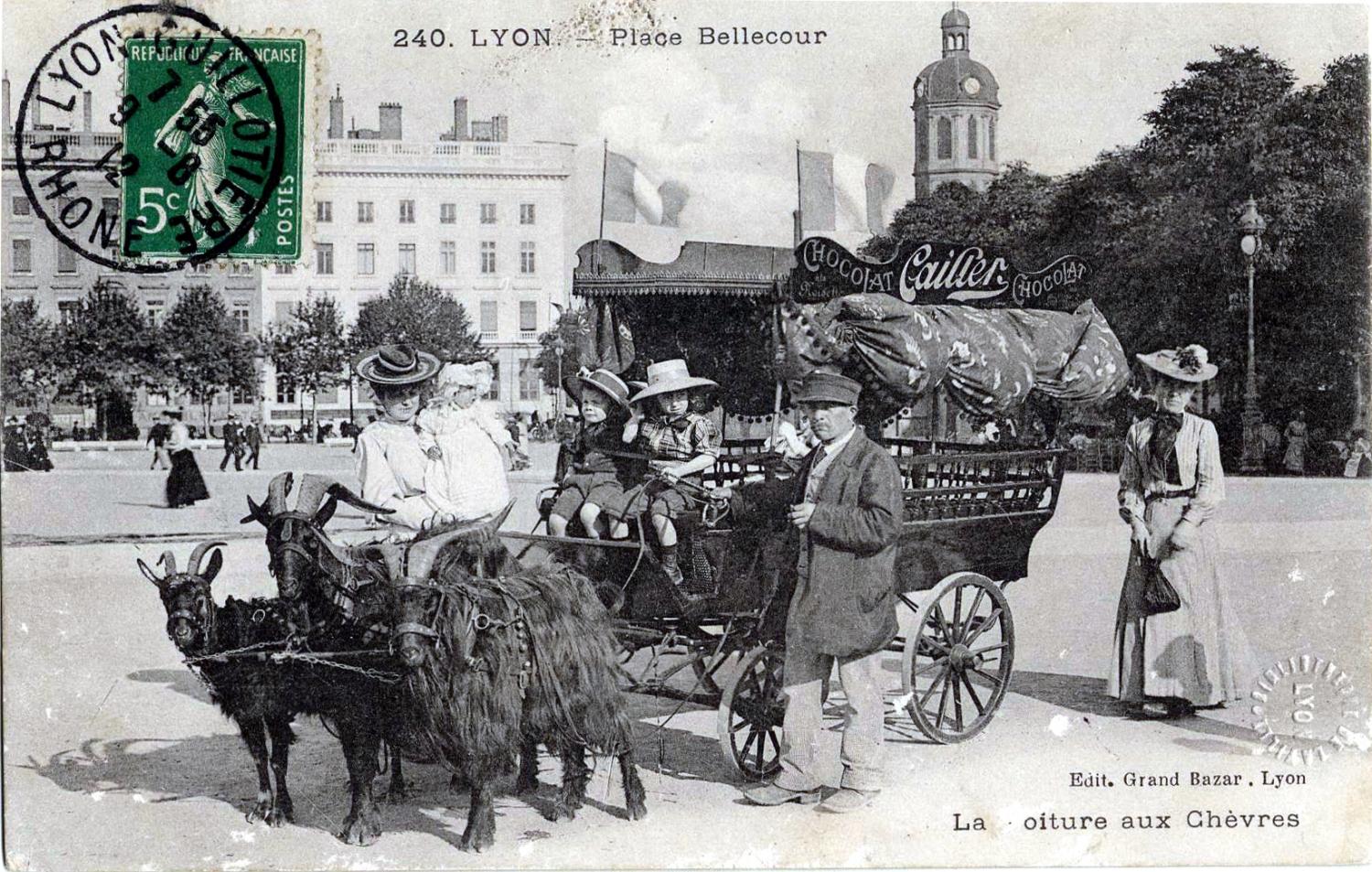 Lyon : Place Bellecour ; la voiture aux chèvres