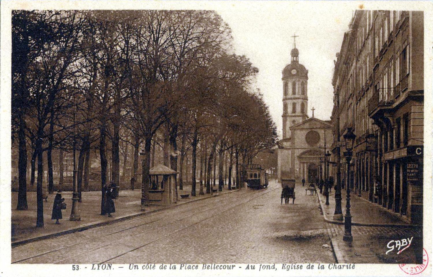 Lyon. - Un côté de la Place Bellecour. - Au fond, Eglise de la Charité