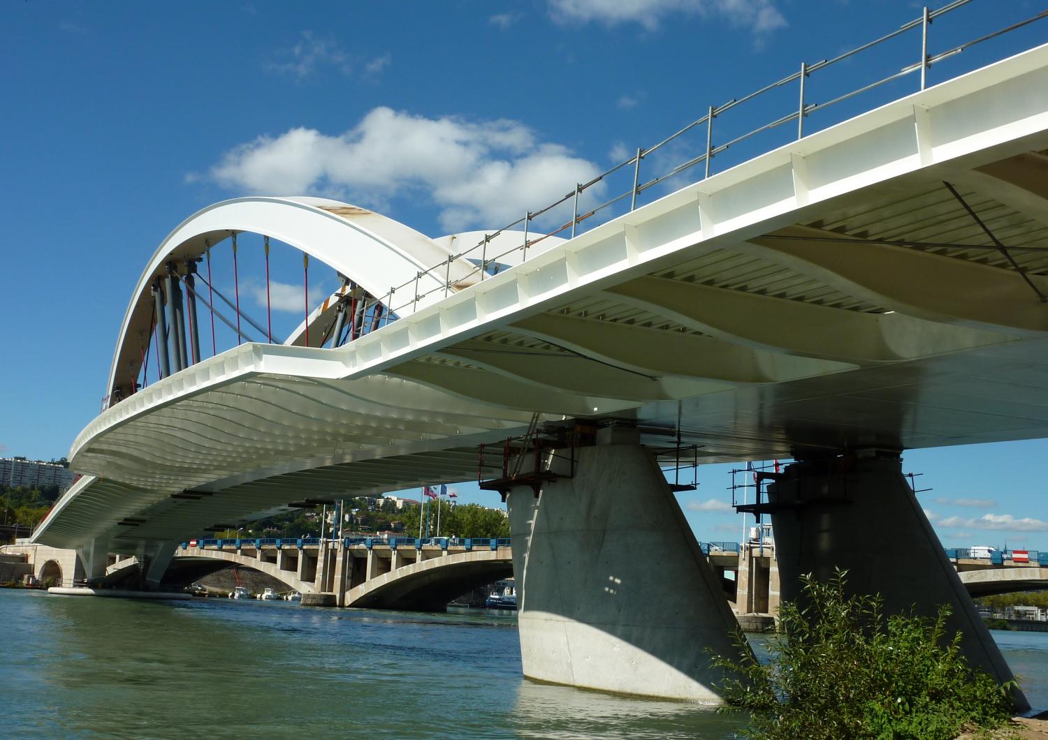 Pont Raymond-Barre vu des berges