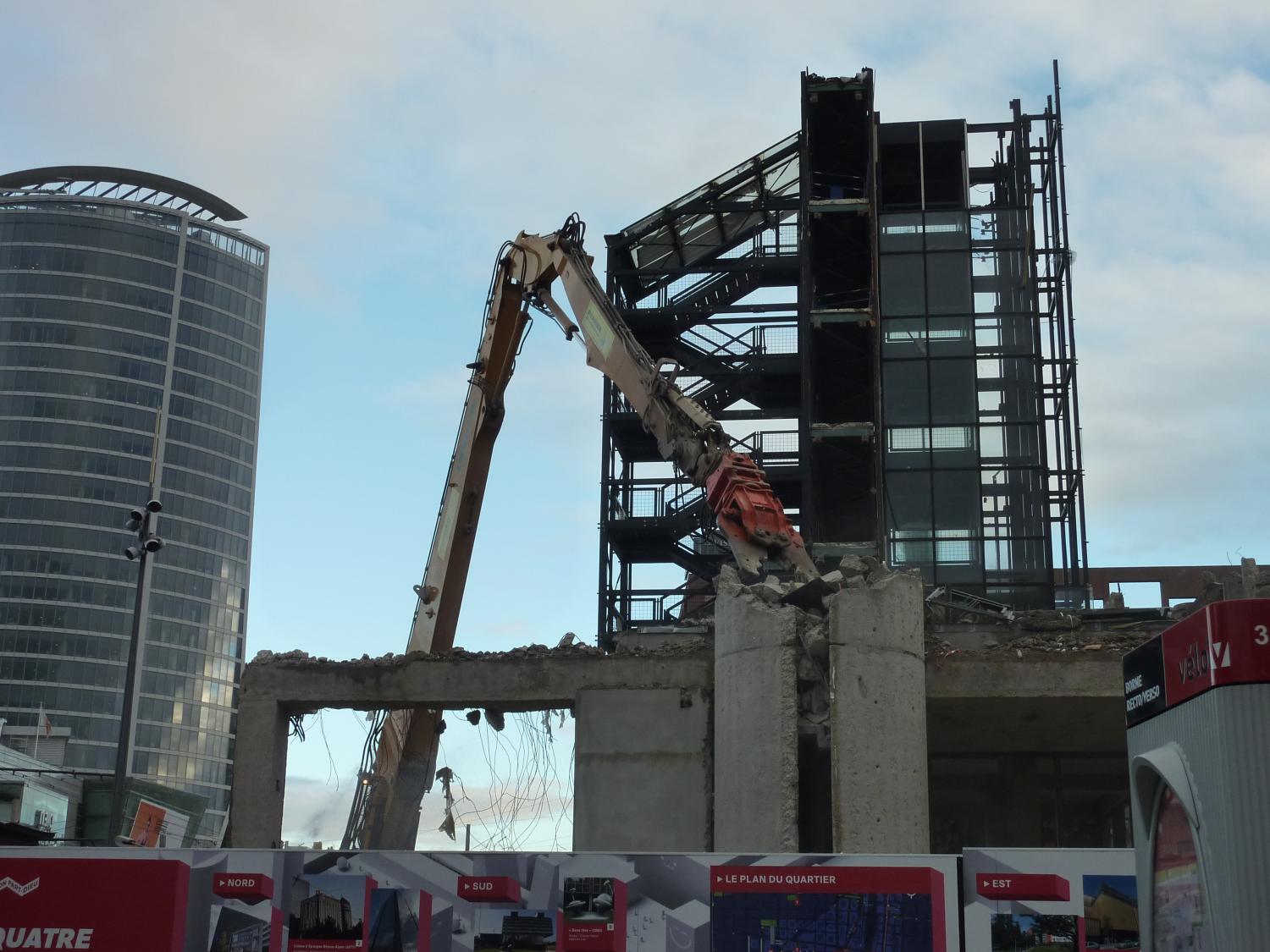 Démolition du bâtiment B 10 côté Sud