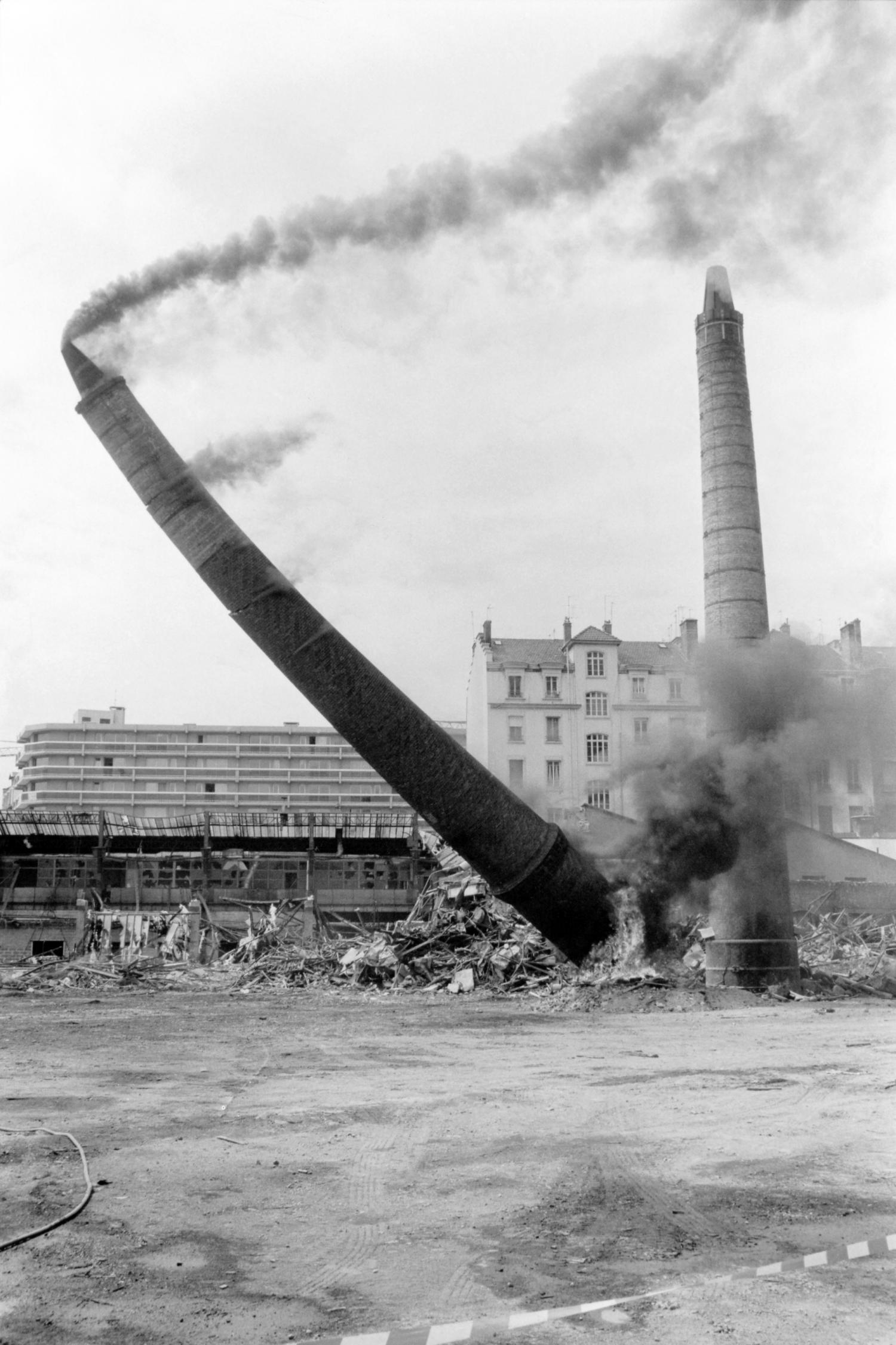 [Démolition des cheminées de l'usine Brown, Boveri & Cie (B.B.C.)]