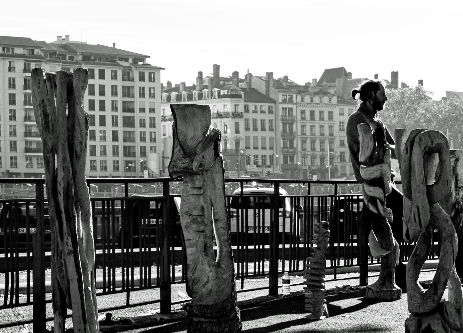 Statues en bois, marché de la création