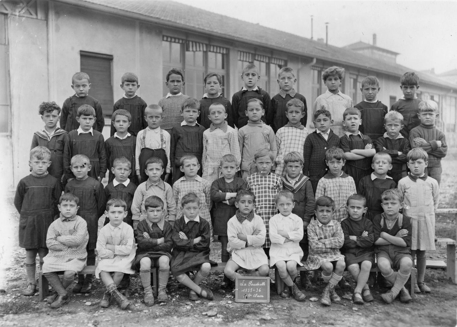 [Souvenir scolaire : école des garçons de La Poudrette à Vaulx-en-Velin, 6e classe (année 1935-1936)]