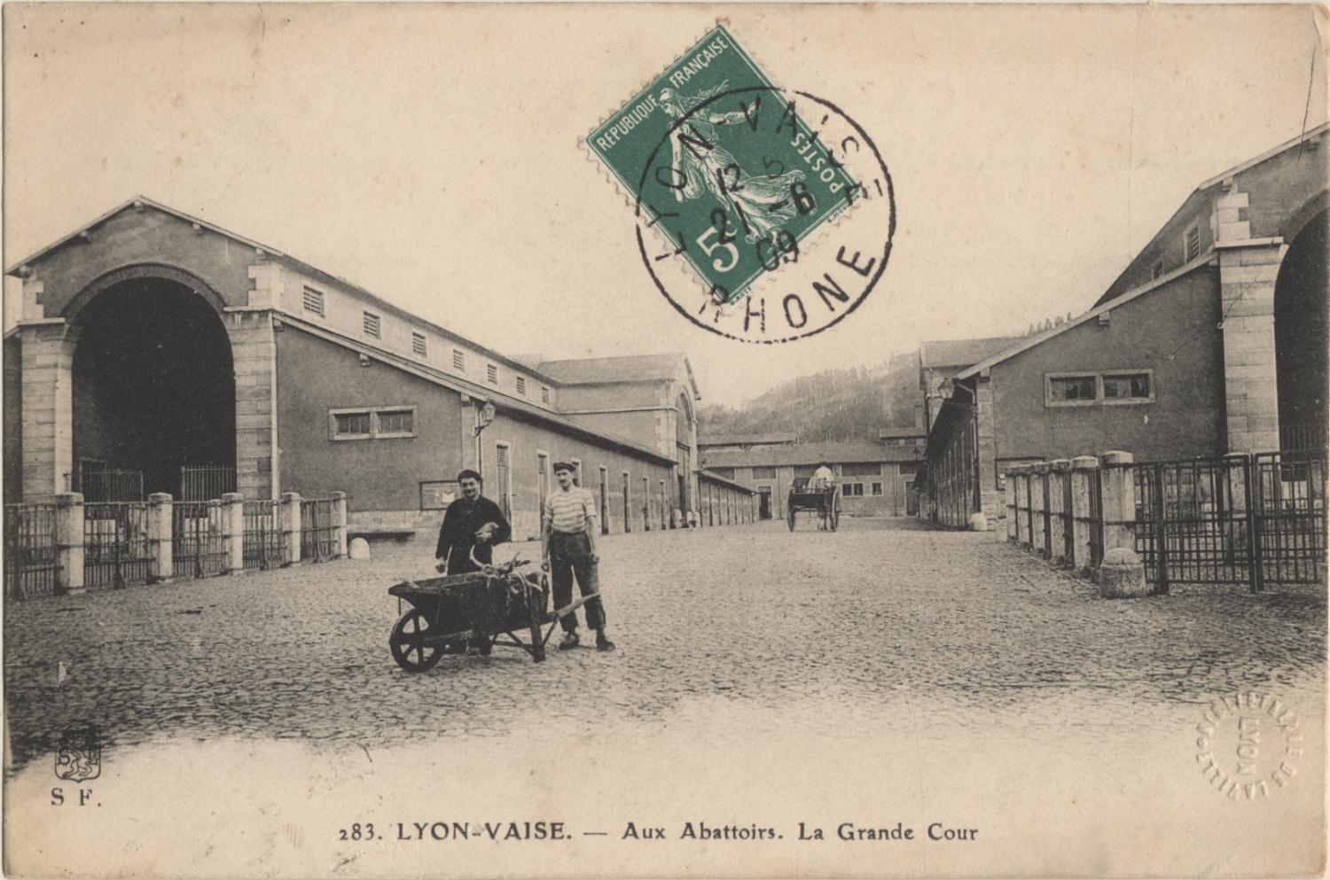 Lyon - Vaise : Aux Abattoirs ; La Grande Cour