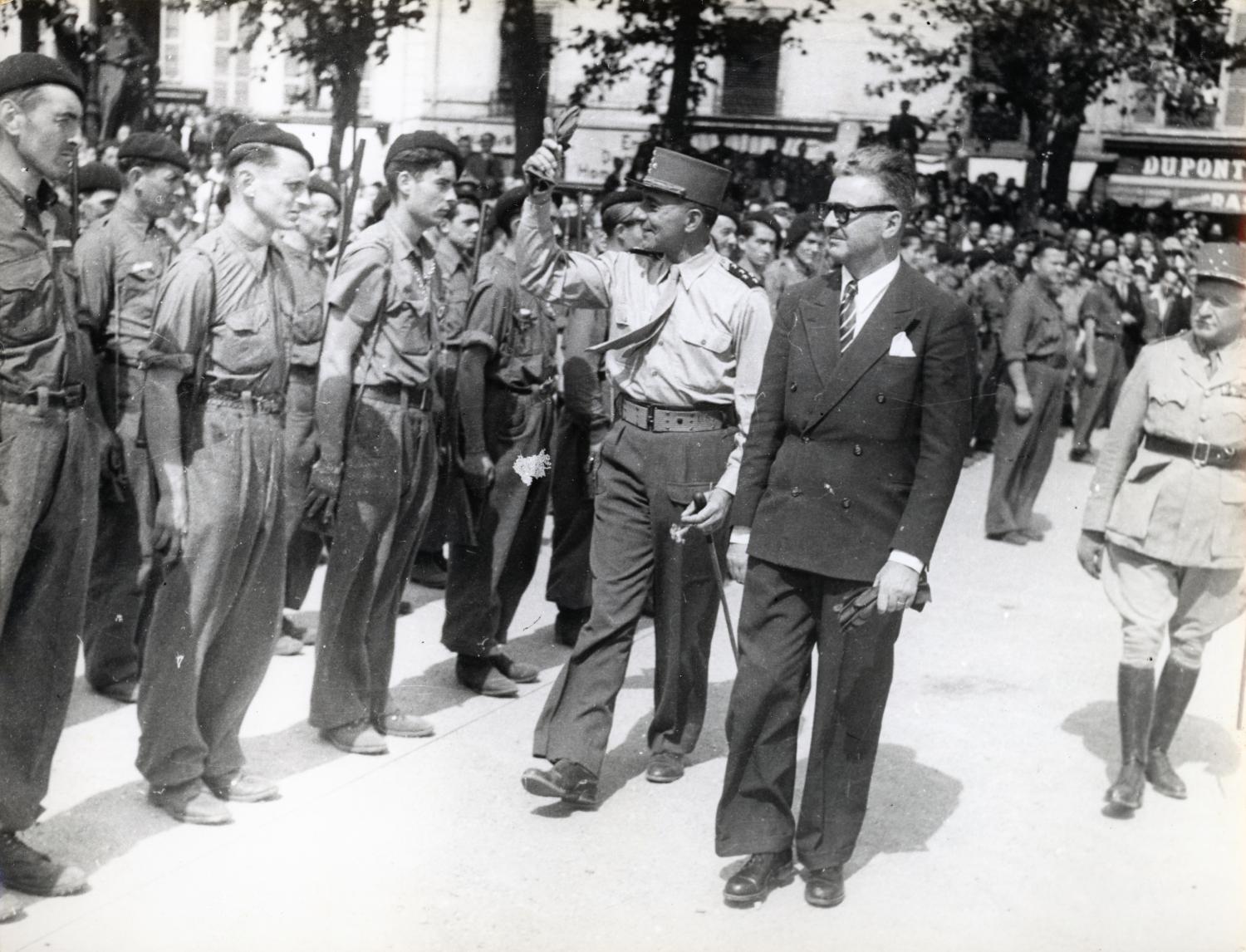 [Revue militaire place Bellecour, 5 septembre 1944]