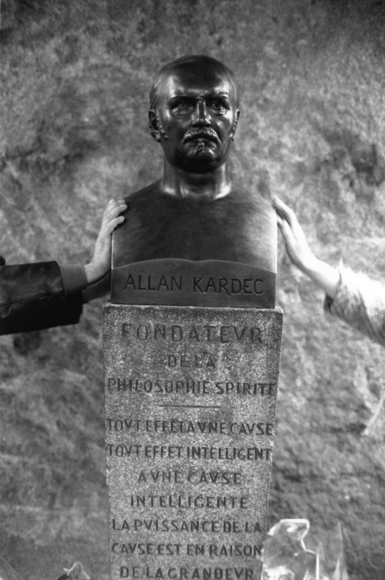 [Tombe d'Allan Kardec au Père-Lachaise (Paris)]