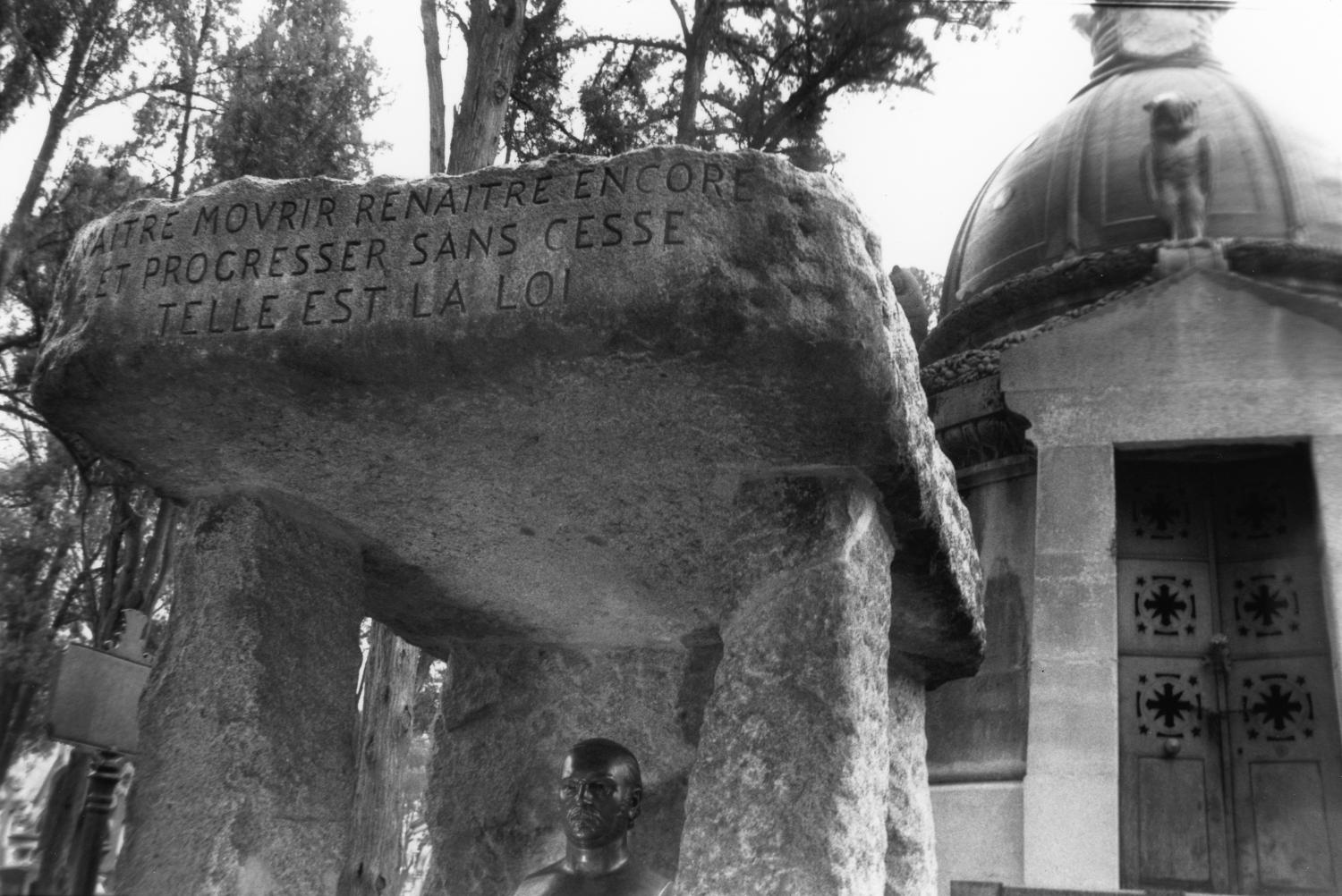 [Tombe d'Allan Kardec au Père-Lachaise (Paris)]