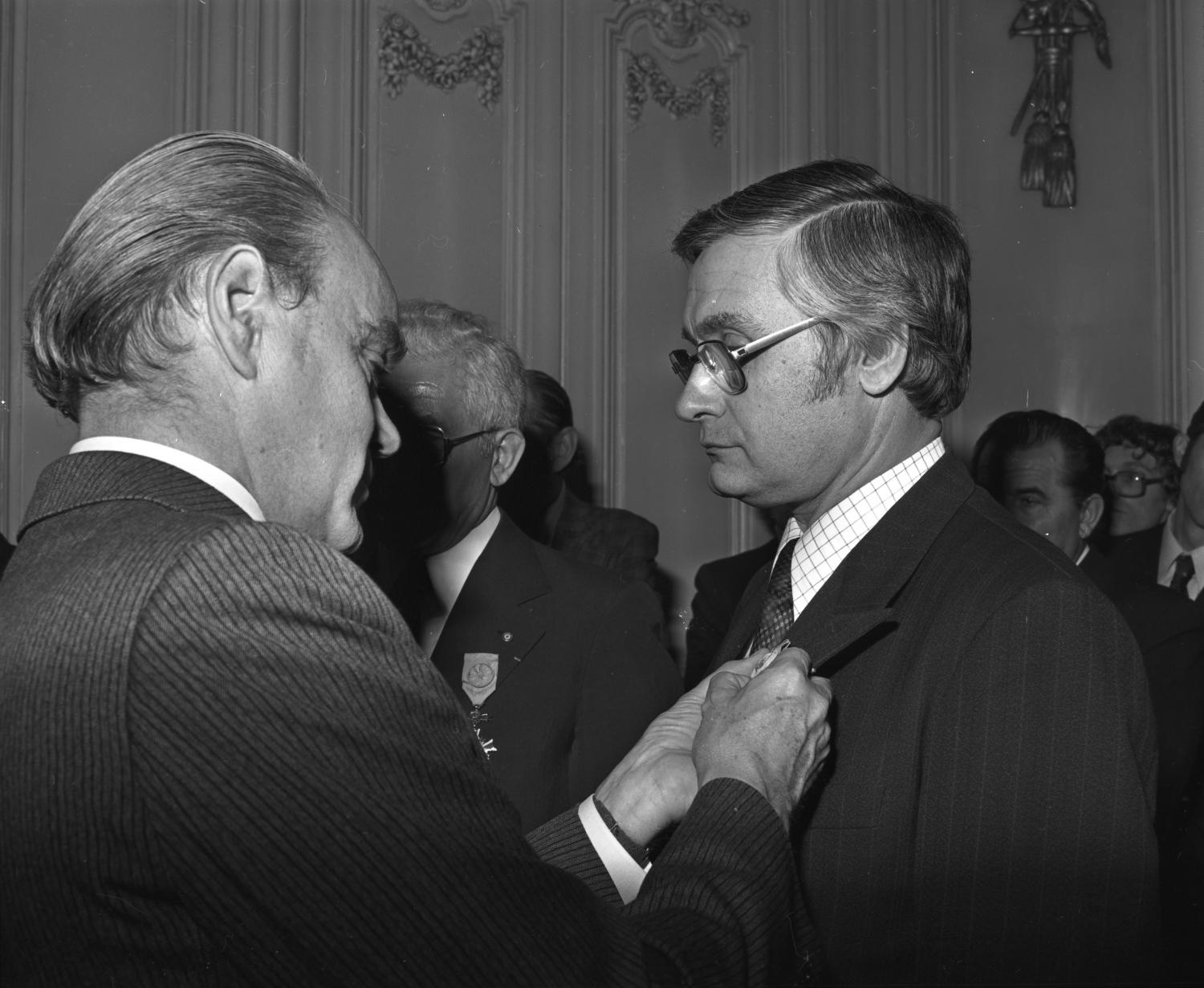 Remise de médailles à Roger Grivel par l'ambassadeur de Pologne à Lyon