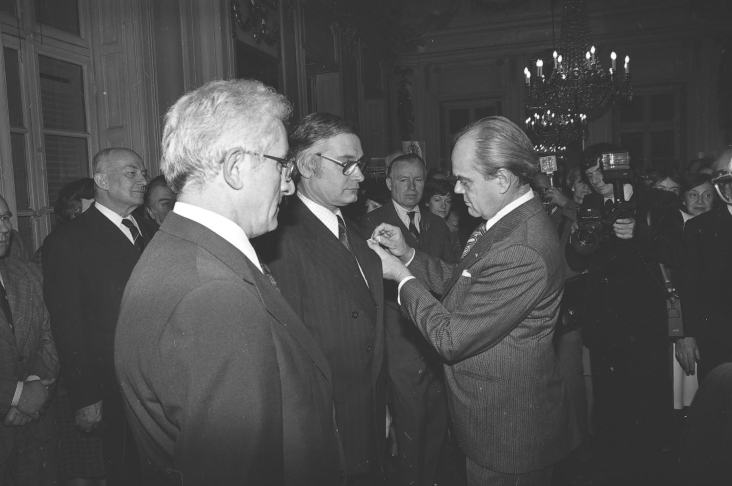 Remise de médailles à Roger Grivel par l'ambassadeur de Pologne à Lyon