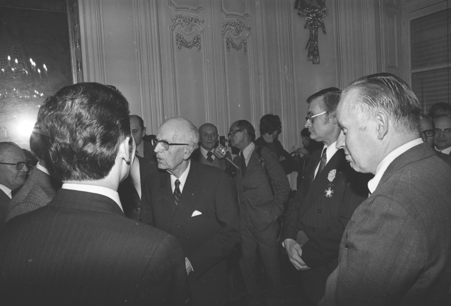 Remise de médailles à Roger Grivel par l'ambassadeur de Pologne à Lyon