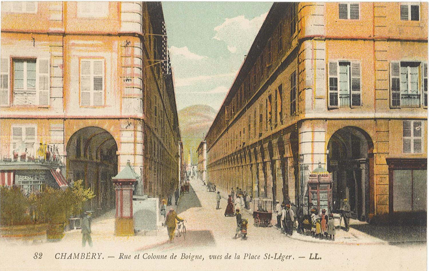 Chambéry : Rue et Colonne de Boigne vues de la place St-Léger.