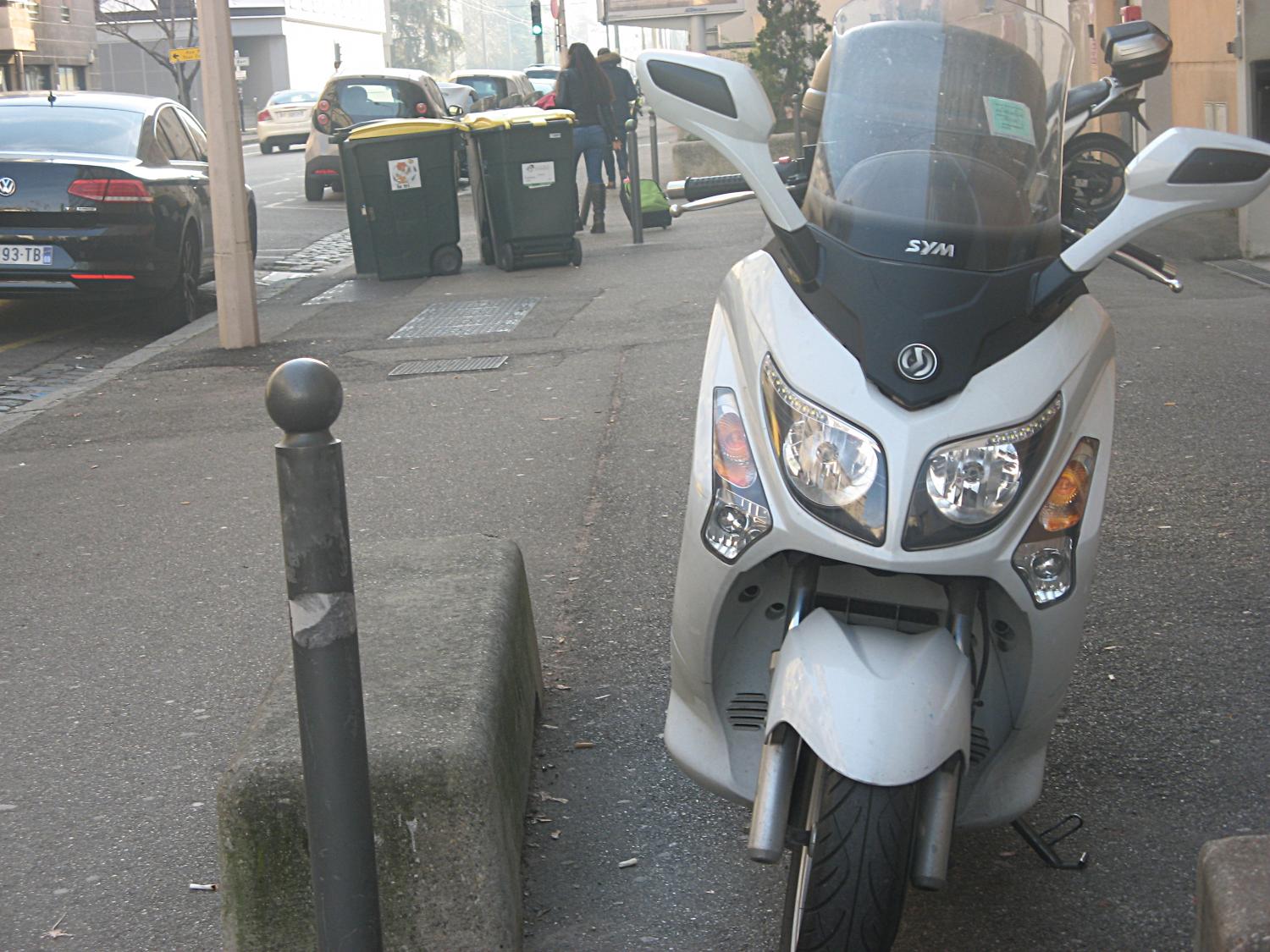 "Scooter et poubelles"