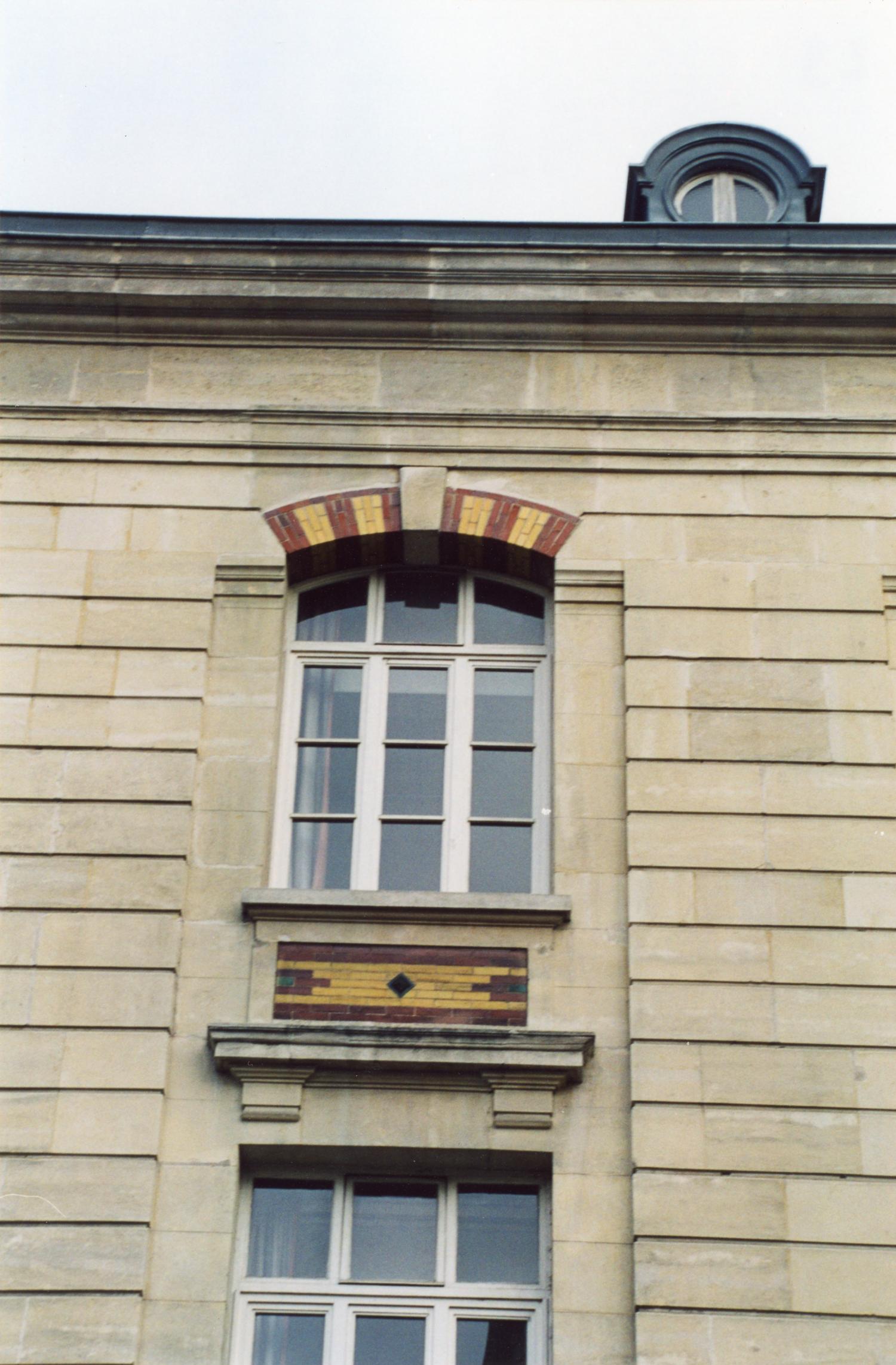 22, rue Saint-Cyr : groupe scolaire de la Gare d'Eau (détail)