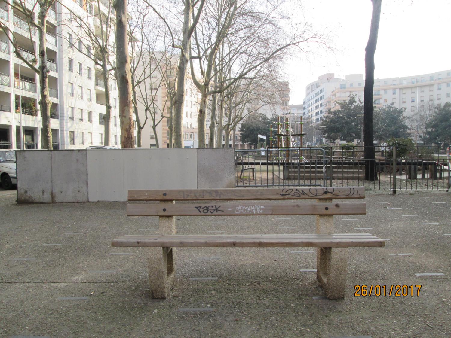 "Un banc tagué"