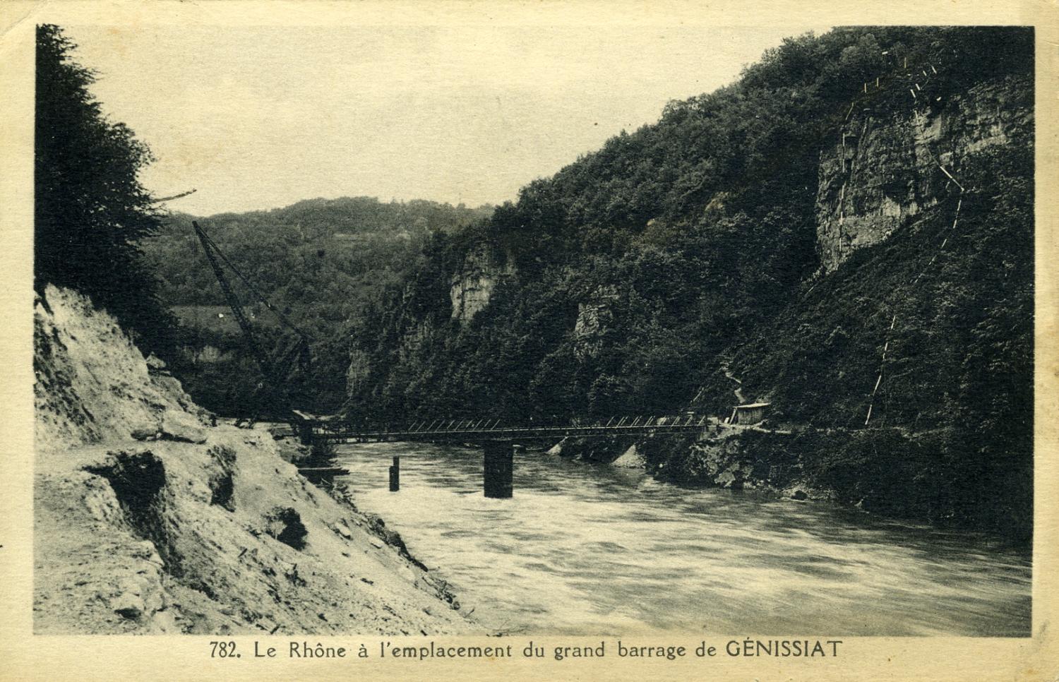 Le Rhône à l'emplacement du grand barrage de Génissiat.