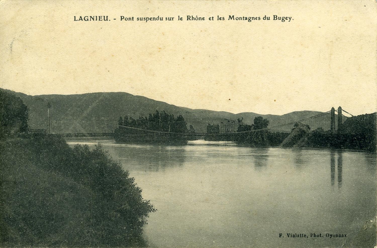Lagnieu. - Pont suspendu sur le Rhône et les Montagnes du Bugey.