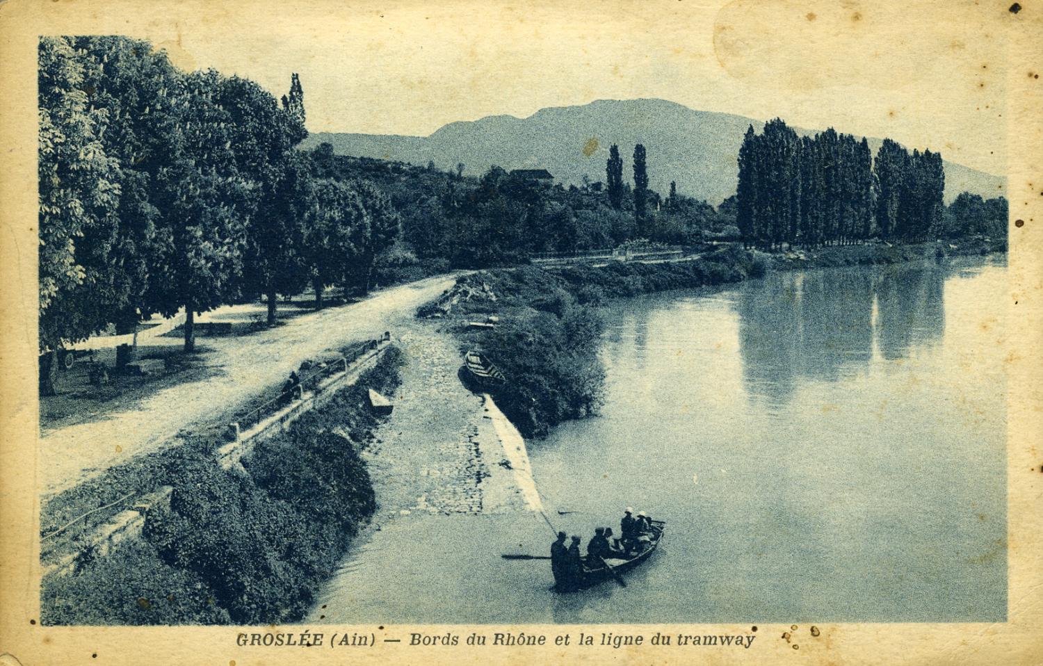 Groslée (Ain) - Bords du Rhône et la ligne du tramway.