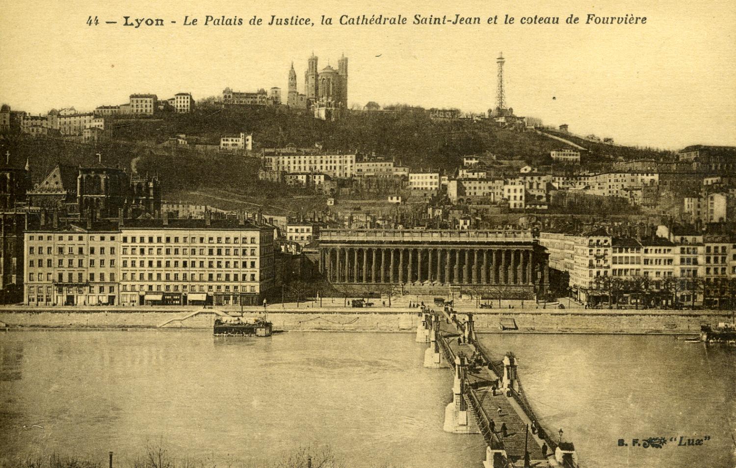 Lyon - Le Palais de Justice, la cathédrale Saint-Jean et le coteau de Fourvière