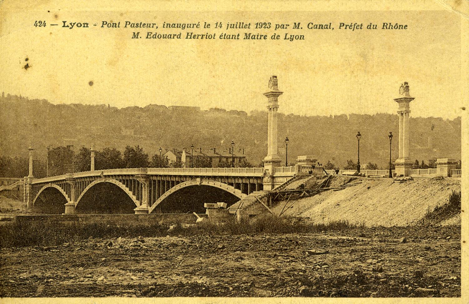 Lyon - Pont Pasteur, inauguré le 14 juillet 1923 par M. Canal, préfet du Rhône, M. Herriot étant Maire de Lyon