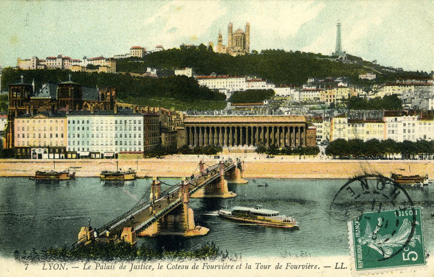 Lyon - Le Palais de Justice, le coteau de Fourvière et la Tour de Fourvière.