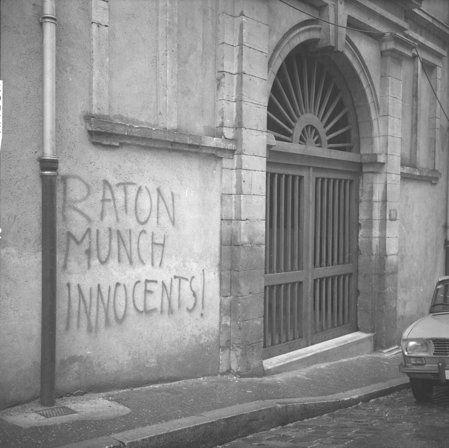 Slogans politiques sur les murs de la ville