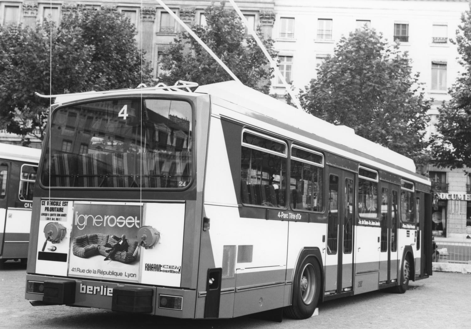 [Nouveau trolleybus ER 100]