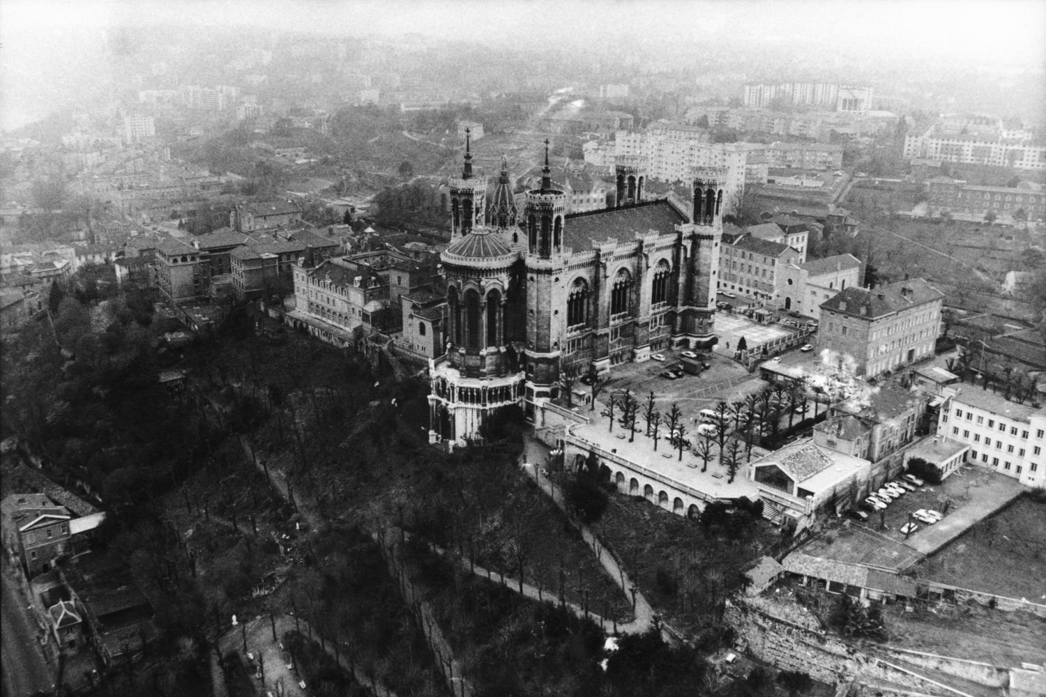 [La basilique Notre-Dame de Fourvière et le jardin du Rosaire]