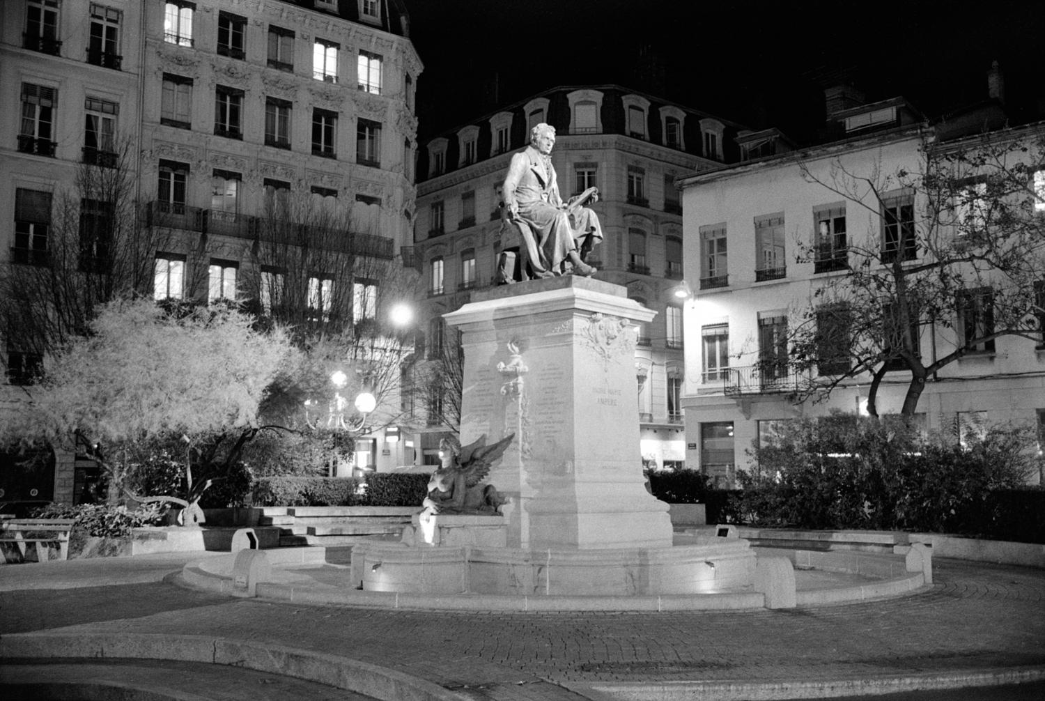 [Monument à André-Marie Ampère (après restauration)]