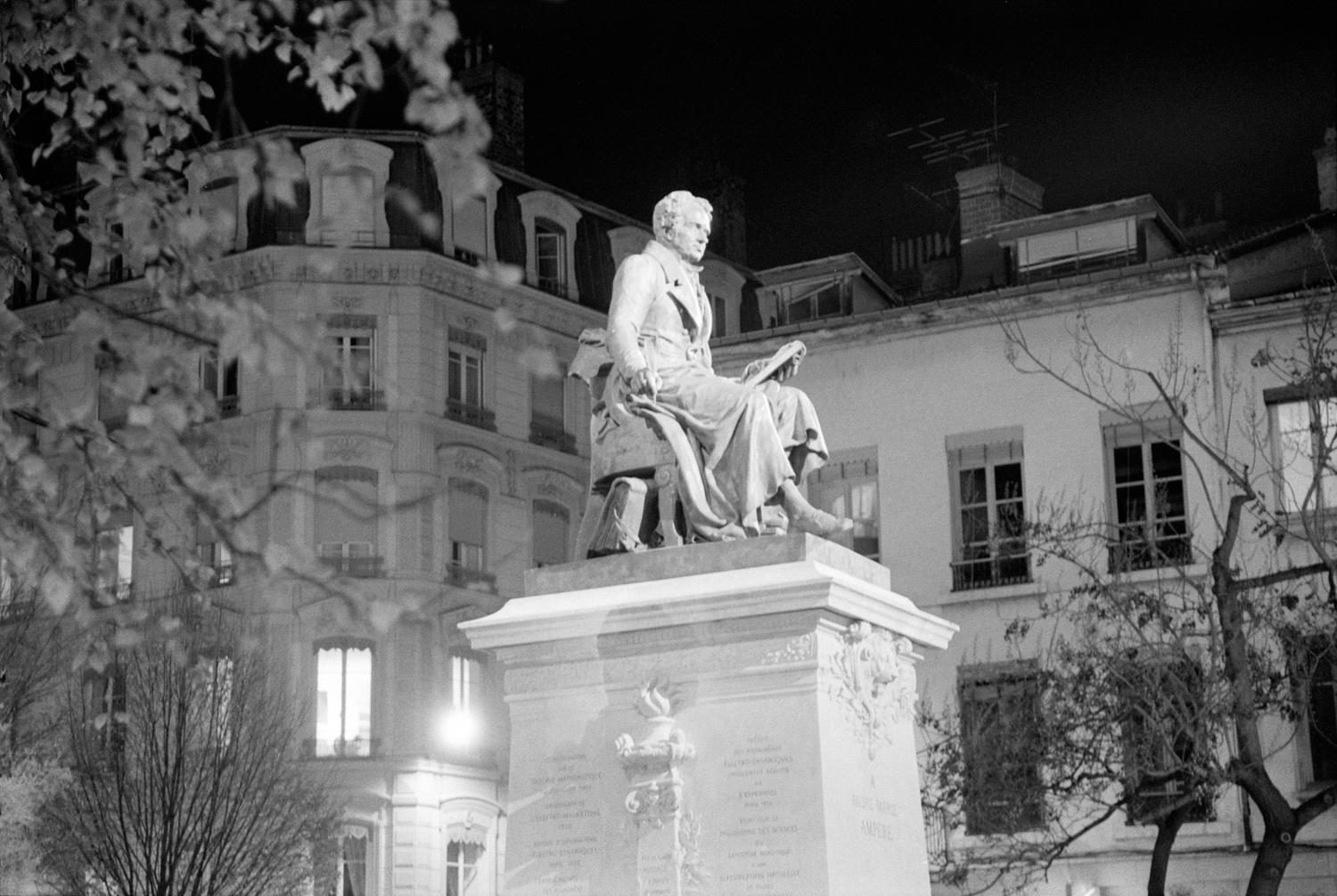 [Monument à André-Marie Ampère (après restauration)]