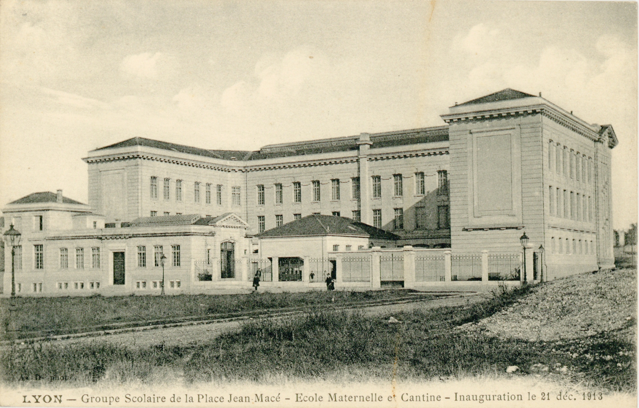 Photographes en Rhône-Alpes::Lyon. - Groupe scolaire de la Place Jean-Macé.  - Ecole Maternelle et Cantine. - Inauguration le 21 déc. 1913