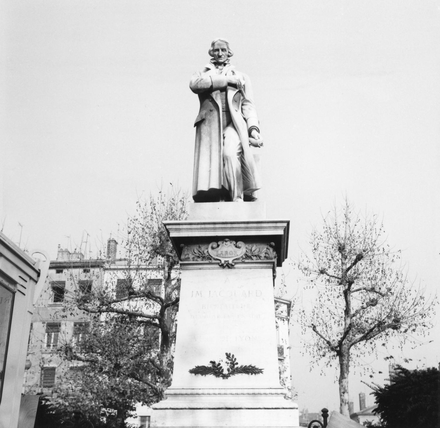 [Statue de Joseph-Marie Jacquard]