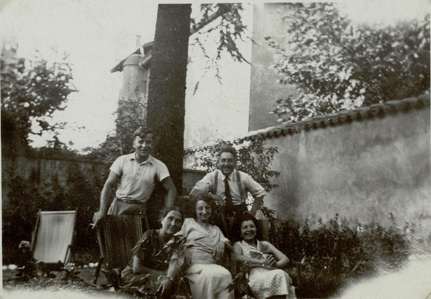 [Photographie de groupe dans un jardin]