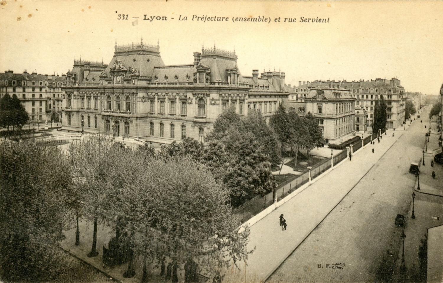 Lyon : La Préfecture (ensemble) et rue Servient.