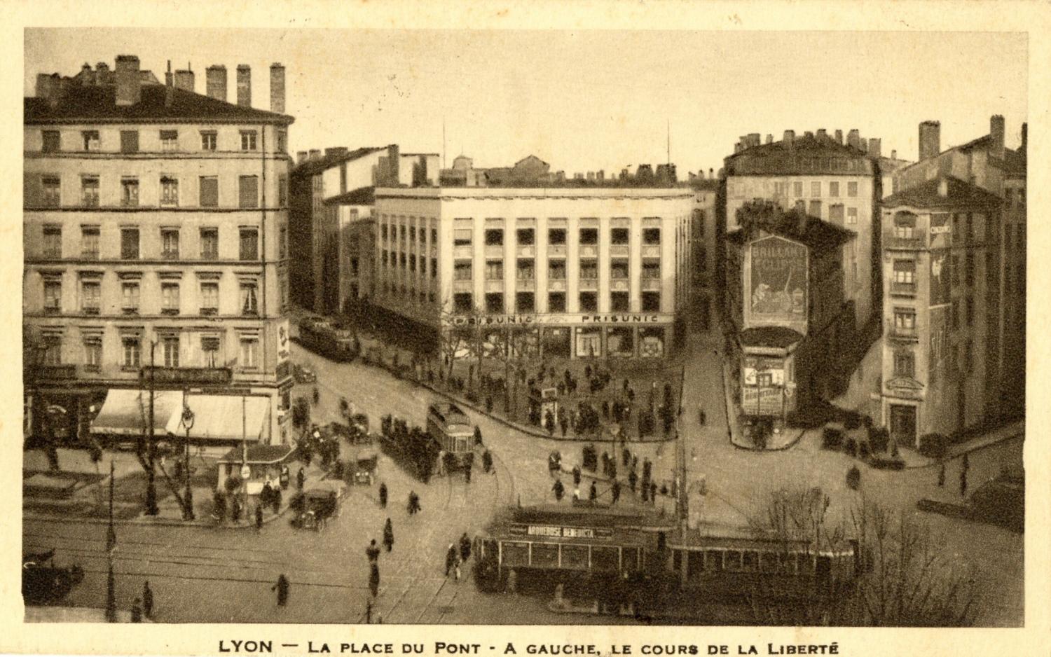 Lyon : La Place du Pont ; à gauche, le cours de la Liberté.