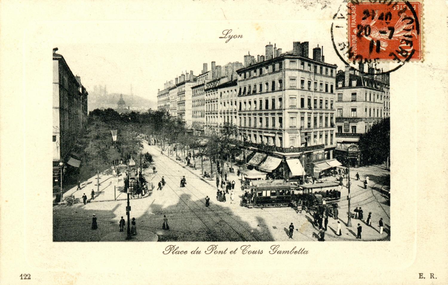 Lyon : Place du Pont et Cours Gambetta.