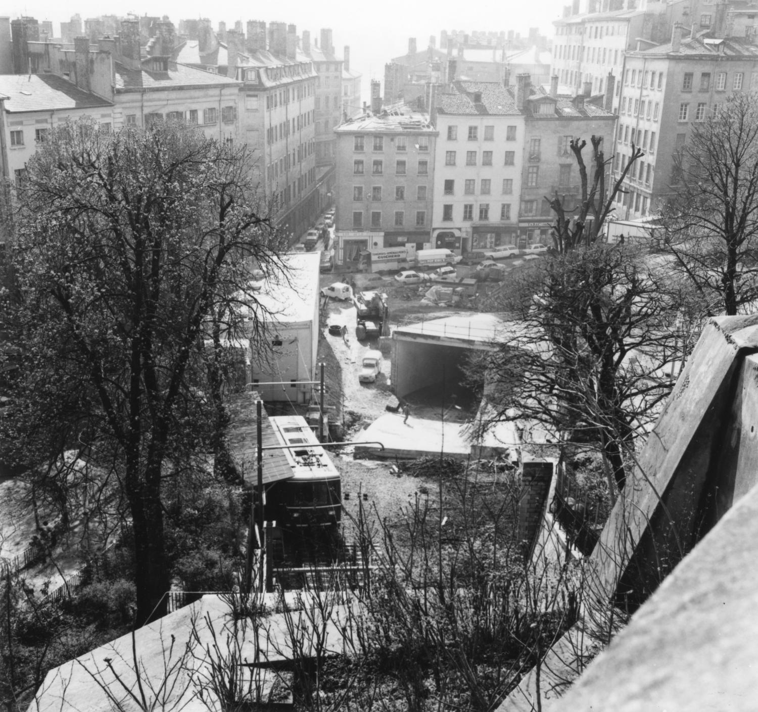 [La place Croix-Paquet après la démolition de l'ancienne gare du funiculaire]