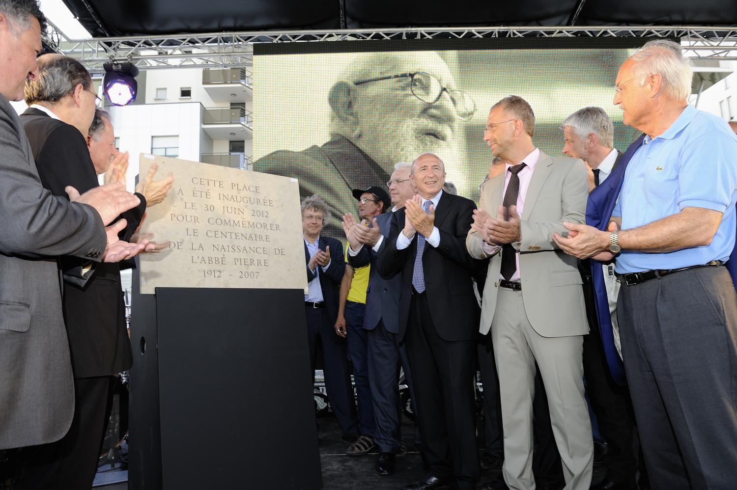 Inauguration de la place Abbé Pierre, en présence du maire de Lyon, Gérard Collomb