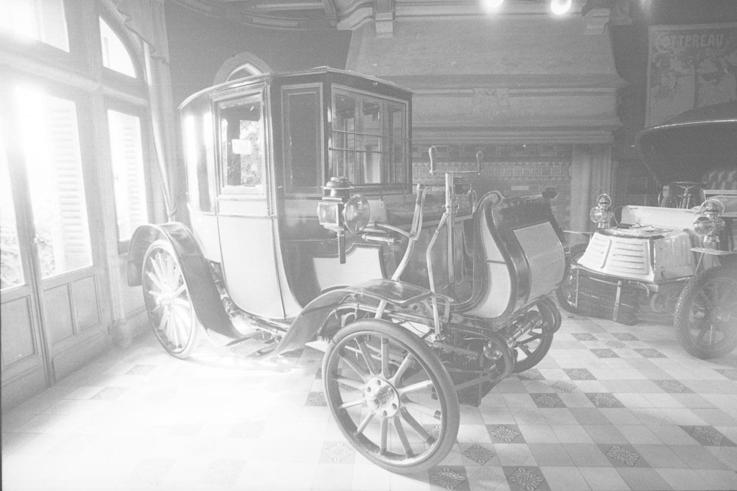 Musée de Rochetaillée : exposition de vieilles voitures